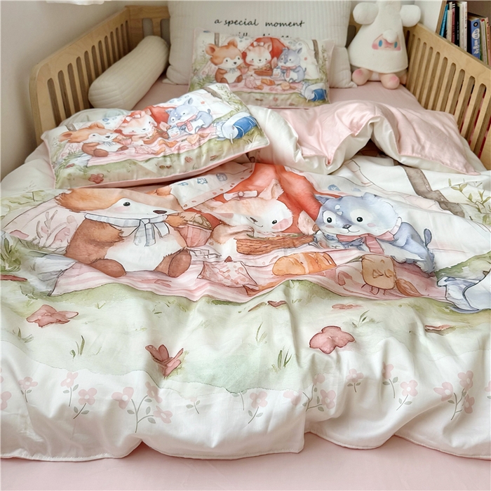 91家纺网 家纺一手货源 找家纺 萌宝家纺 2026新款春夏儿童全棉60贡缎被套幼儿园三件套含芯6件套 丛林聚餐