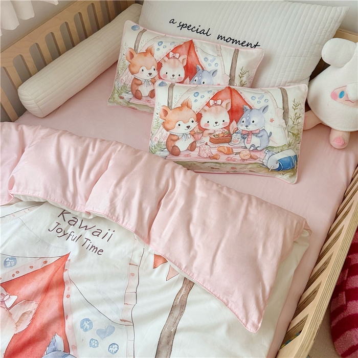 91家纺网 家纺一手货源 找家纺 萌宝家纺 2026新款春夏儿童全棉60贡缎被套幼儿园三件套含芯6件套 丛林聚餐