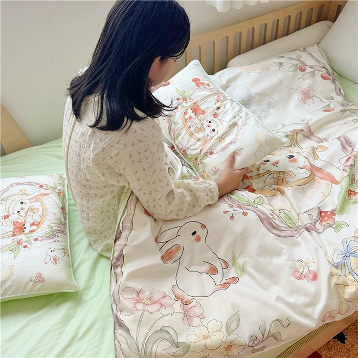 91家纺网 家纺一手货源 找家纺 萌宝家纺 2026新款春夏儿童全棉60贡缎被套幼儿园三件套含芯6件套 摇篮兔子