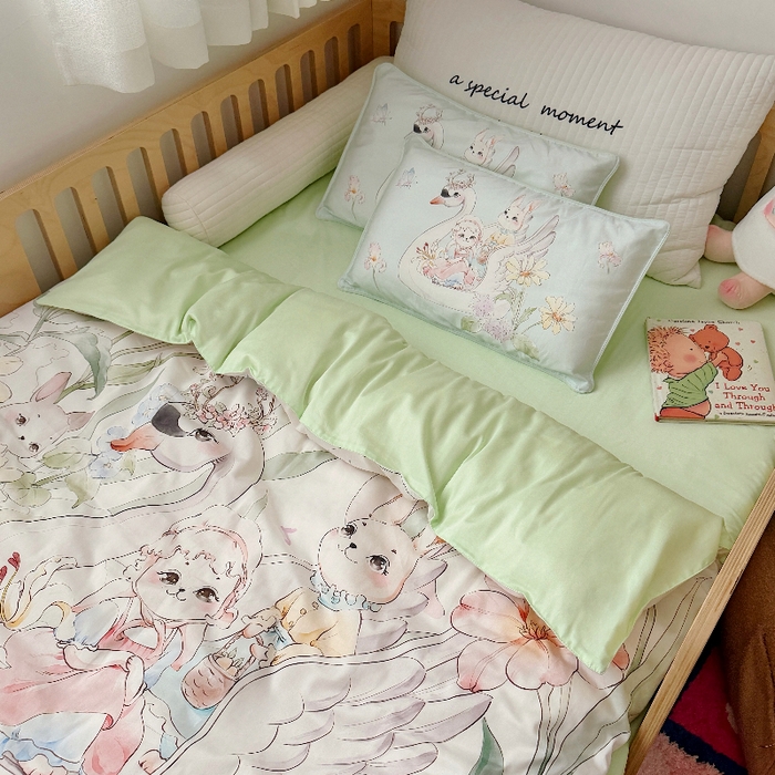 91家纺网 家纺一手货源 找家纺 萌宝家纺 2026新款春夏儿童全棉60贡缎被套幼儿园三件套含芯6件套 天鹅湖