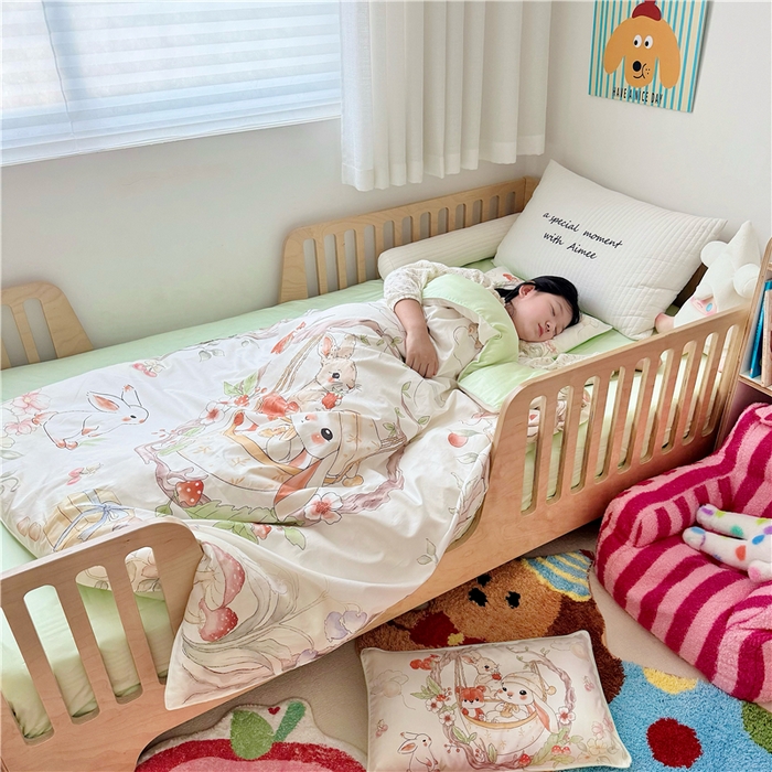 91家纺网 家纺一手货源 找家纺 萌宝家纺 2026新款春夏儿童全棉60贡缎被套幼儿园三件套含芯6件套 摇篮兔子
