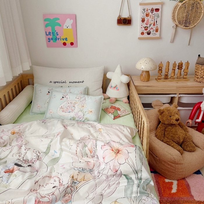 91家纺网 家纺一手货源 找家纺 萌宝家纺 2026新款春夏儿童全棉60贡缎被套幼儿园三件套含芯6件套 天鹅湖