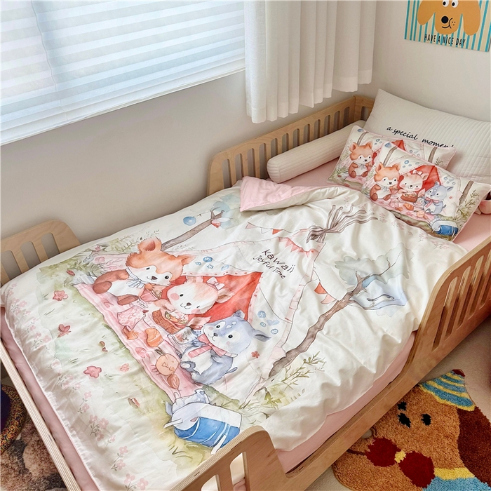 91家纺网 家纺一手货源 找家纺 萌宝家纺 2026新款春夏儿童全棉60贡缎被套幼儿园三件套含芯6件套 丛林聚餐