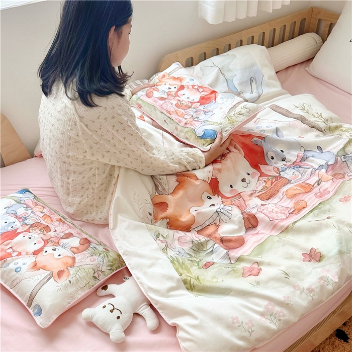 91家纺网 家纺一手货源 找家纺 萌宝家纺 2026新款春夏儿童全棉60贡缎被套幼儿园三件套含芯6件套 丛林聚餐