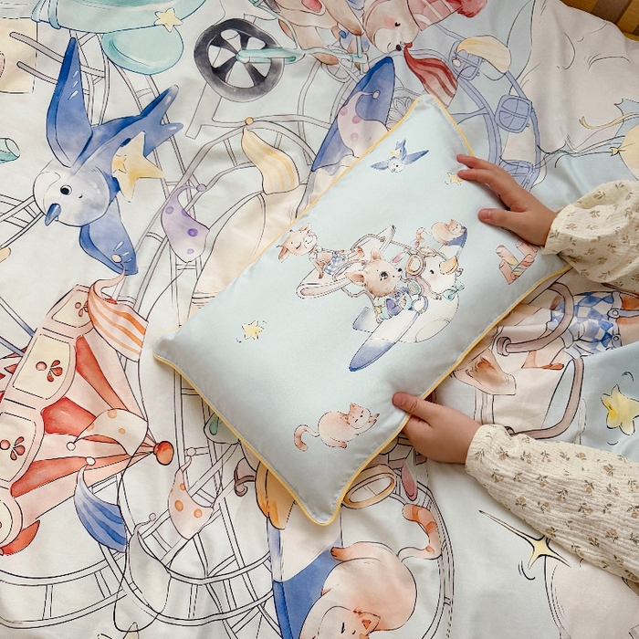 91家纺网 家纺一手货源 找家纺 萌宝家纺 2026新款春夏儿童全棉60贡缎被套幼儿园三件套含芯6件套 游乐园