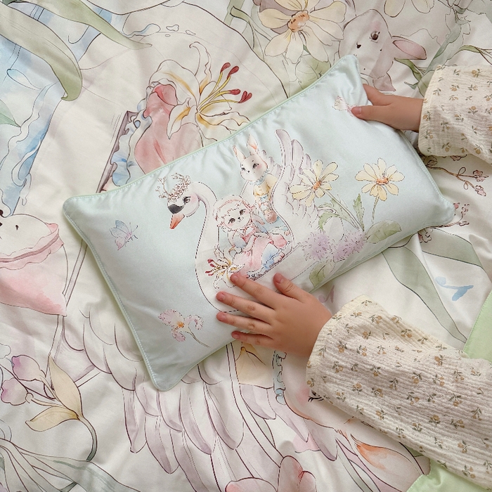 91家纺网 家纺一手货源 找家纺 萌宝家纺 2026新款春夏儿童全棉60贡缎被套幼儿园三件套含芯6件套 天鹅湖