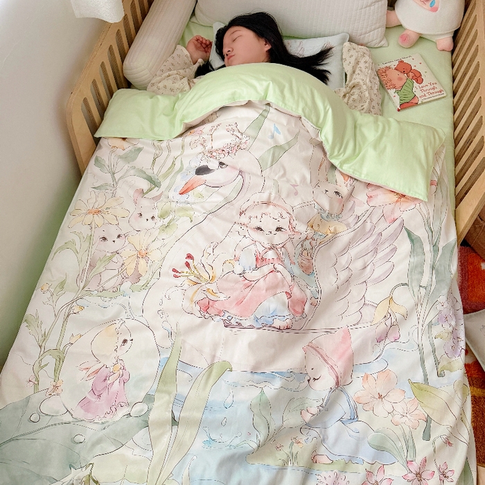 91家纺网 家纺一手货源 找家纺 萌宝家纺 2026新款春夏儿童全棉60贡缎被套幼儿园三件套含芯6件套 天鹅湖