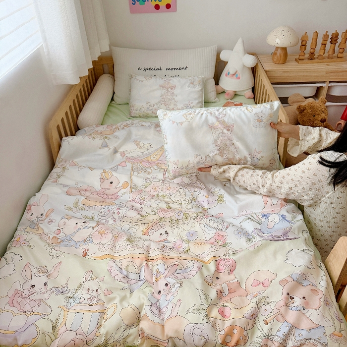 91家纺网 家纺一手货源 找家纺 萌宝家纺 2026新款春夏儿童全棉60贡缎被套幼儿园三件套含芯6件套 甜梦蛋糕