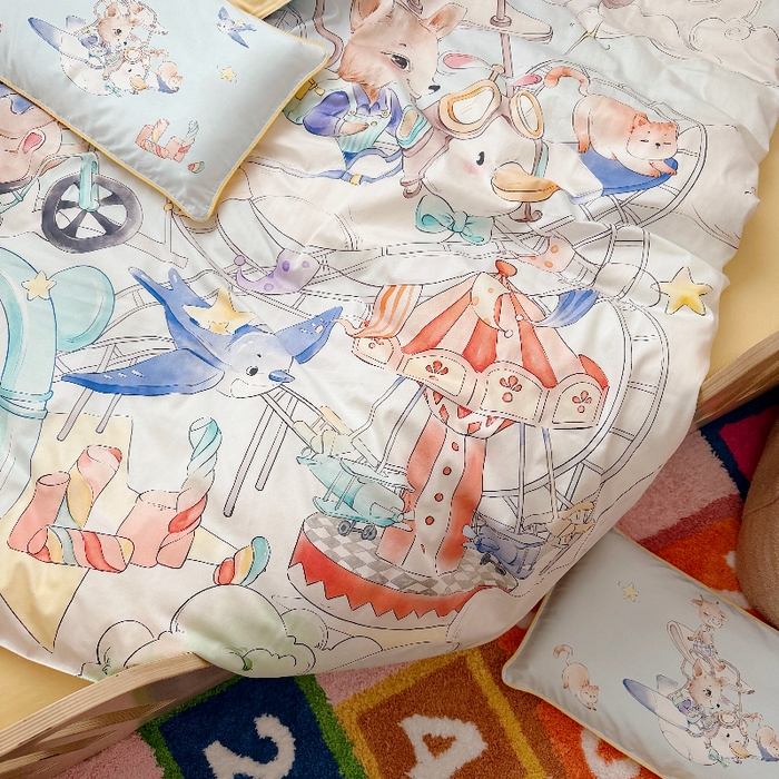 91家纺网 家纺一手货源 找家纺 萌宝家纺 2026新款春夏儿童全棉60贡缎被套幼儿园三件套含芯6件套 游乐园