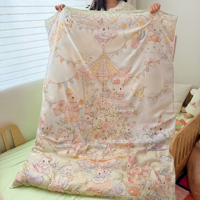 91家纺网 家纺一手货源 找家纺 萌宝家纺 2026新款春夏儿童全棉60贡缎被套幼儿园三件套含芯6件套 甜梦蛋糕