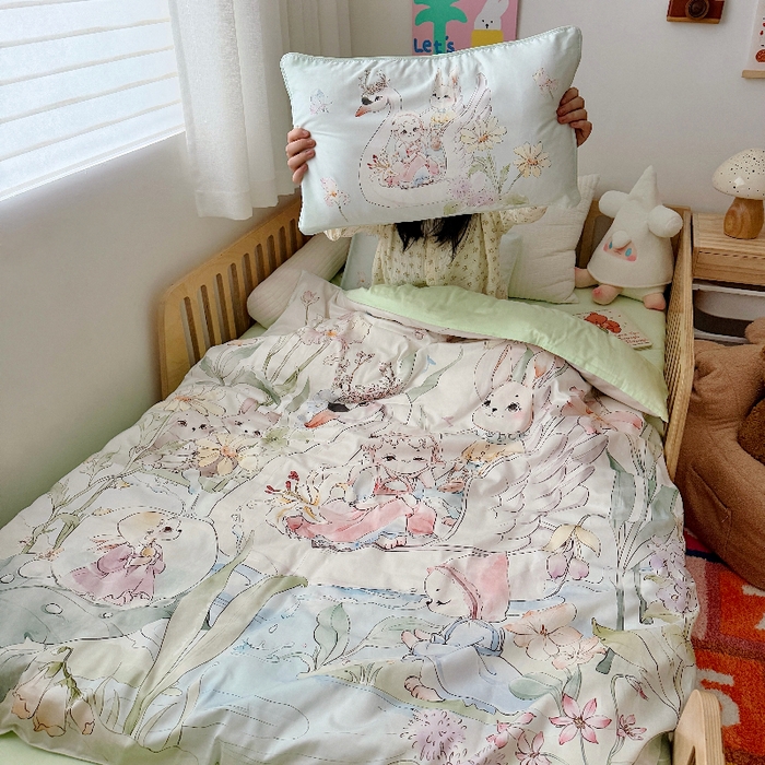 91家纺网 家纺一手货源 找家纺 萌宝家纺 2026新款春夏儿童全棉60贡缎被套幼儿园三件套含芯6件套 天鹅湖