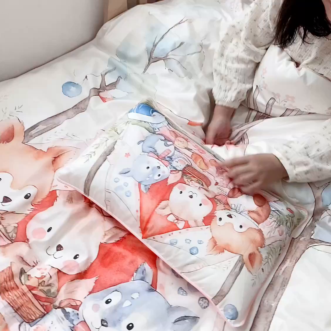 91家纺网 家纺一手货源 找家纺 萌宝家纺 2026新款春夏儿童全棉60贡缎被套幼儿园三件套含芯6件套 丛林聚餐