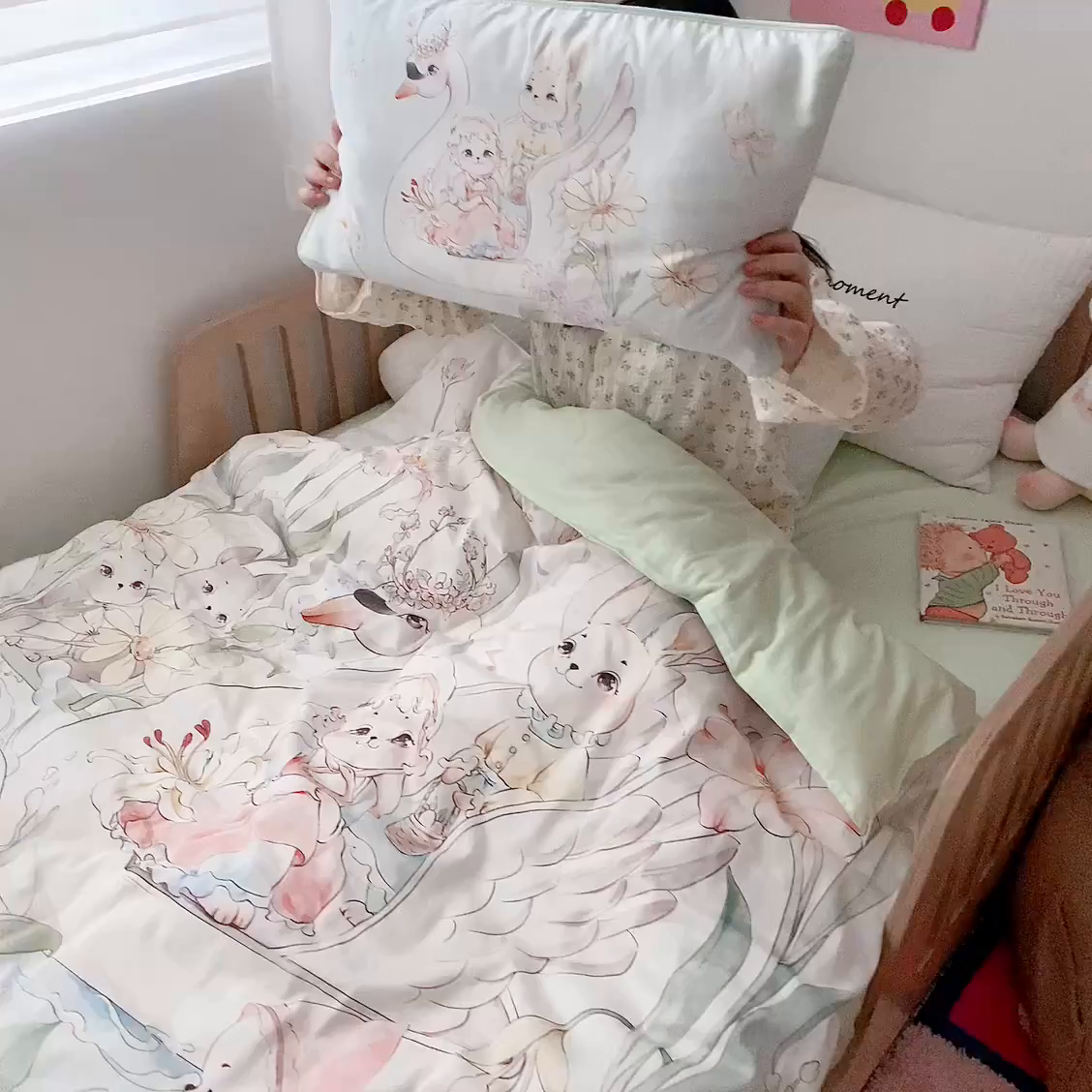 91家纺网 家纺一手货源 找家纺 萌宝家纺 2026新款春夏儿童全棉60贡缎被套幼儿园三件套含芯6件套 天鹅湖