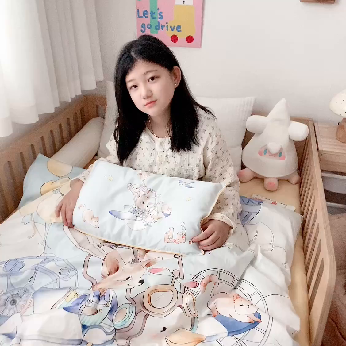 91家纺网 家纺一手货源 找家纺 萌宝家纺 2026新款春夏儿童全棉60贡缎被套幼儿园三件套含芯6件套 游乐园