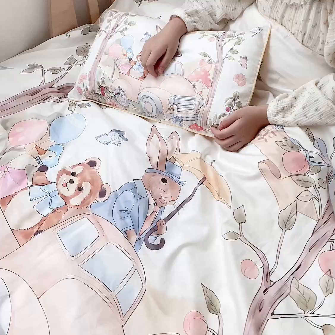 91家纺网 家纺一手货源 找家纺 萌宝家纺 2026新款春夏儿童全棉60贡缎被套幼儿园三件套含芯6件套 汽车旅行
