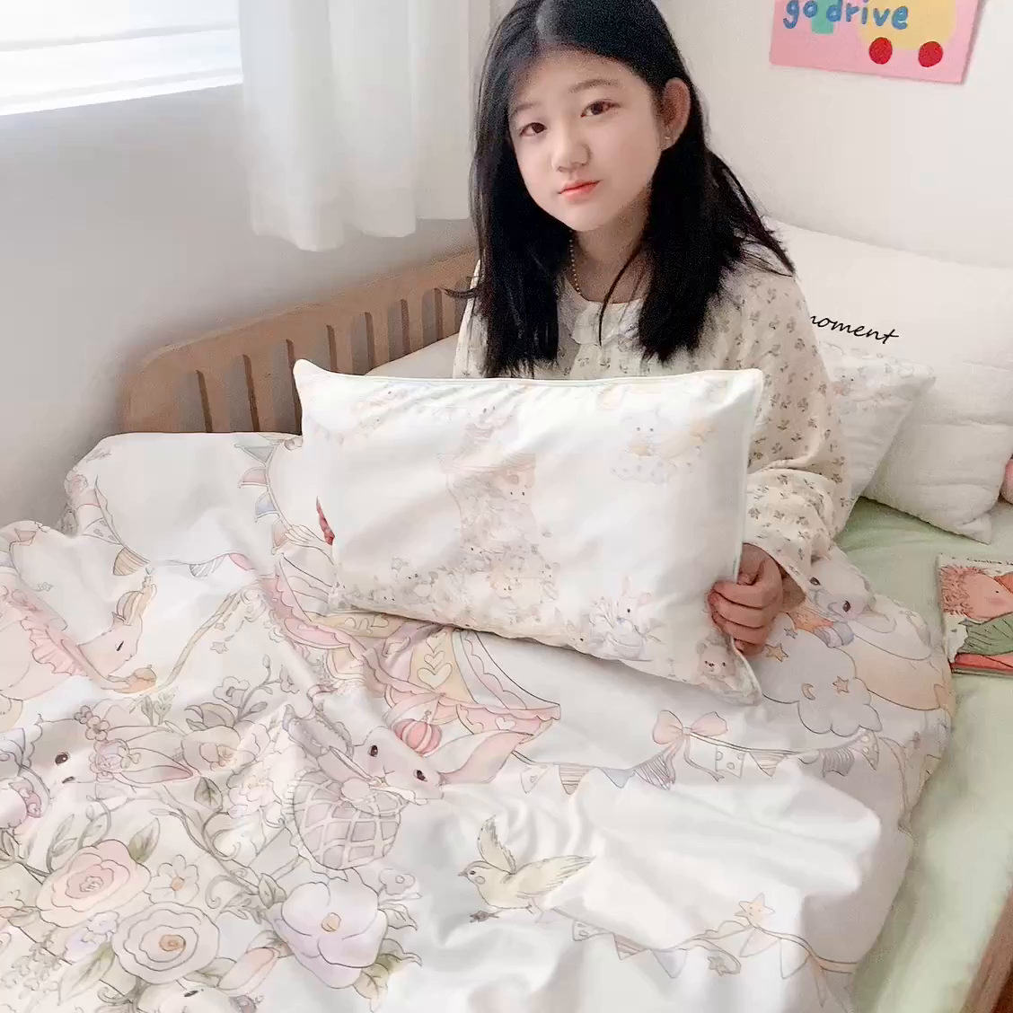 91家纺网 家纺一手货源 找家纺 萌宝家纺 2026新款春夏儿童全棉60贡缎被套幼儿园三件套含芯6件套 甜梦蛋糕