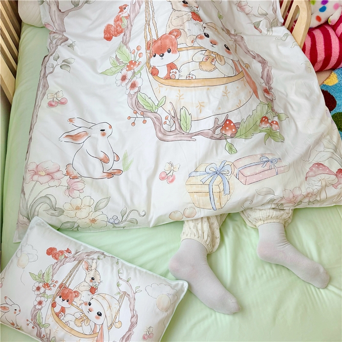91家纺网 家纺一手货源 找家纺 萌宝家纺 2026新款春夏儿童全棉60贡缎被套幼儿园三件套含芯6件套 摇篮兔子