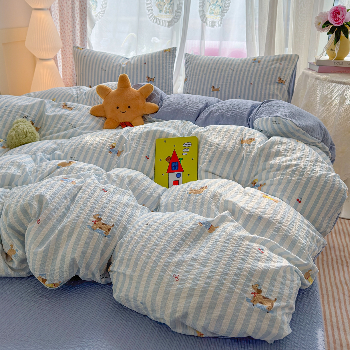 91家纺网 家纺一手货源 找家纺 铺尚美家纺 2026春夏新品高克重A类泡芙纱泡泡皱皱纱四件套 条纹腊肠狗