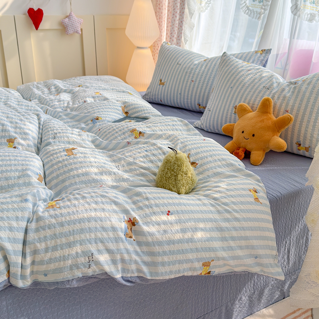 91家纺网 家纺一手货源 找家纺 铺尚美家纺 2026春夏新品高克重A类泡芙纱泡泡皱皱纱四件套 条纹腊肠狗