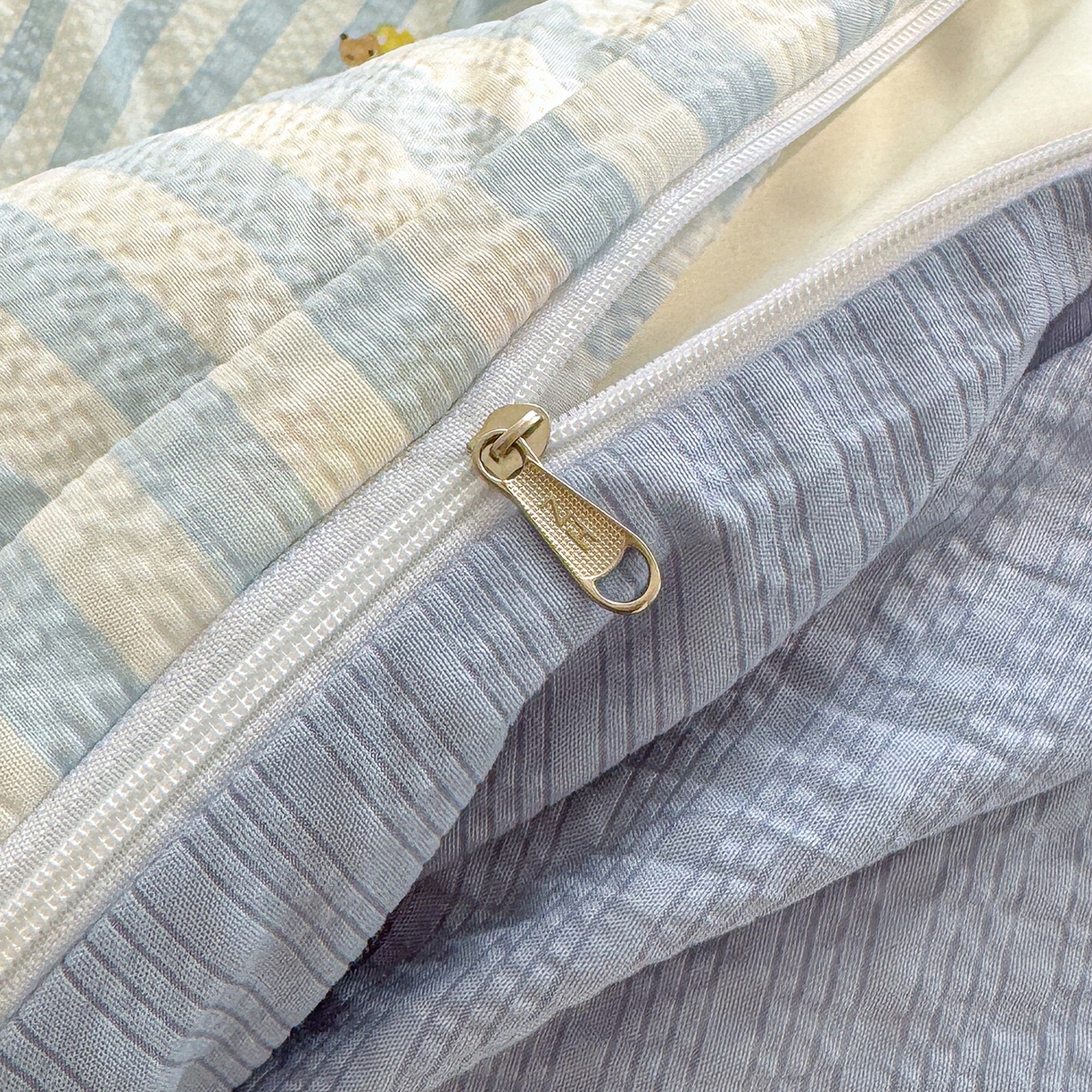 91家纺网 家纺一手货源 找家纺 铺尚美家纺 2026春夏新品高克重A类泡芙纱泡泡皱皱纱四件套 条纹腊肠狗