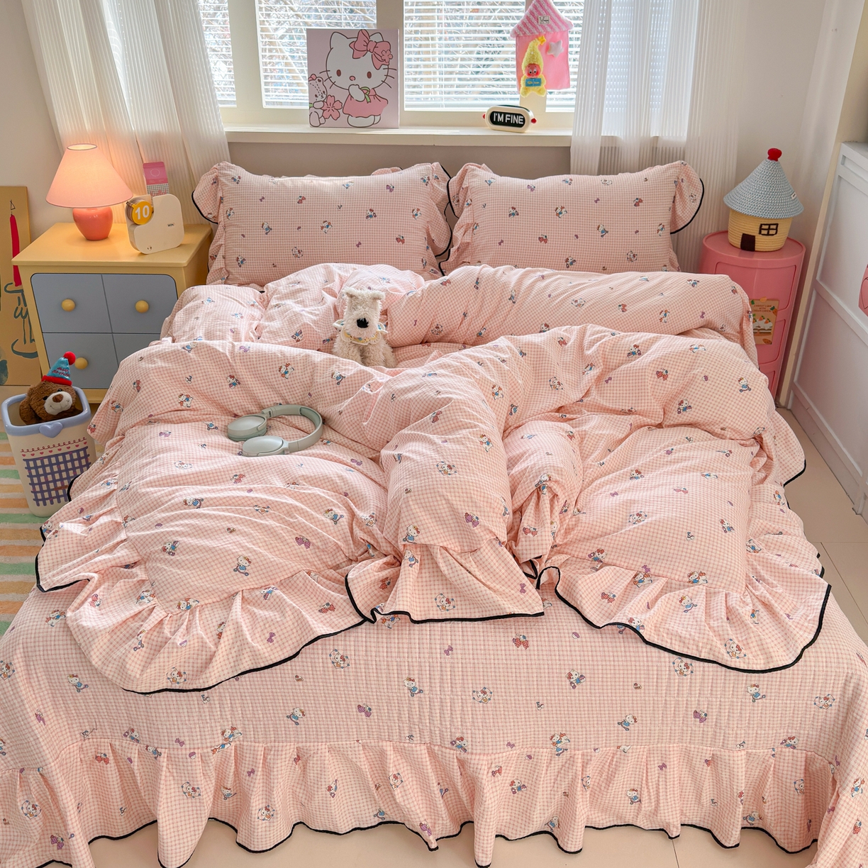 91家纺网 家纺一手货源 找家纺 德比尔斯 2026新款A类仿棉四件套古法水洗棉法式工艺花边床盖仿棉四件套 粉格KT猫