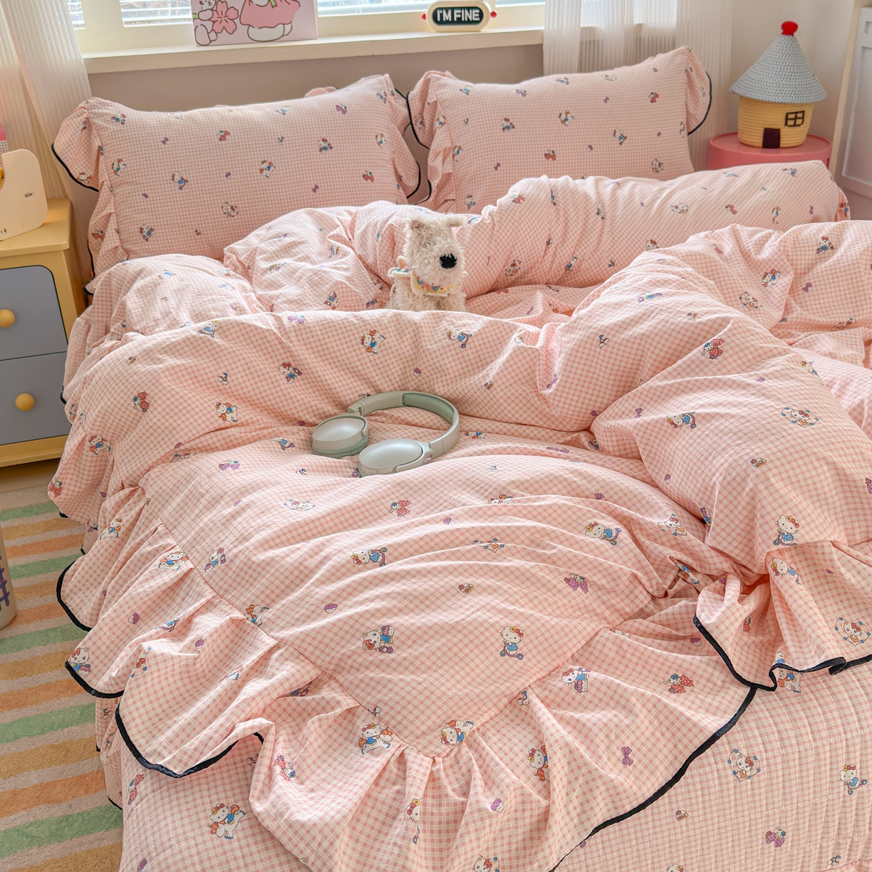 91家纺网 家纺一手货源 找家纺 德比尔斯 2026新款A类仿棉四件套古法水洗棉法式工艺花边床盖仿棉四件套 粉格KT猫