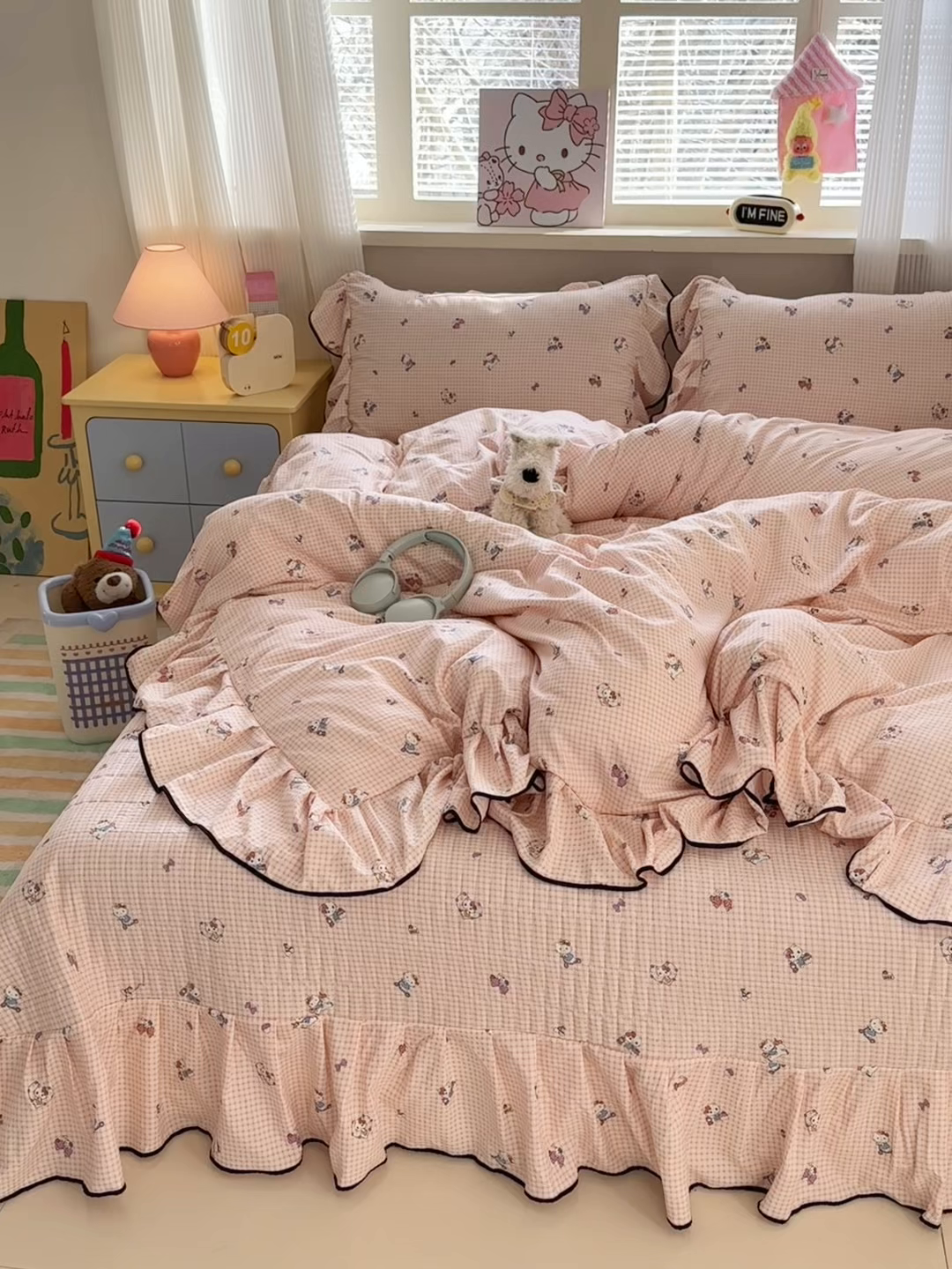 91家纺网 家纺一手货源 找家纺 德比尔斯 2026新款A类仿棉四件套古法水洗棉法式工艺花边床盖仿棉四件套 粉格KT猫