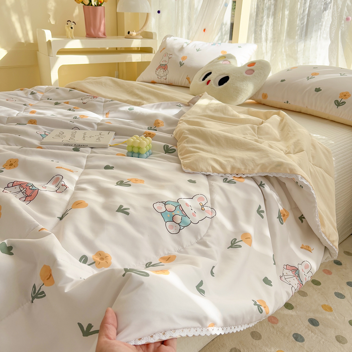 91家纺网 家纺一手货源 找家纺 恒畅 2026新款水洗小花边印花亲肤夏被夏凉被 快乐兔兔