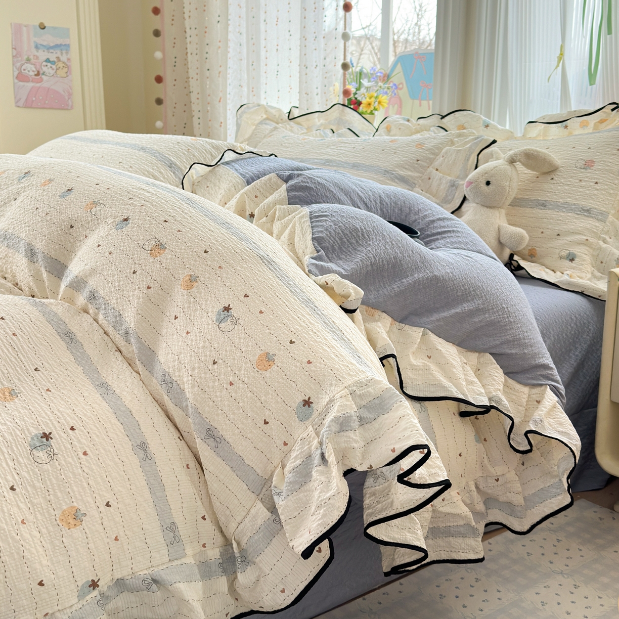 91家纺网 家纺一手货源 找家纺 （总）德比尔斯 2026新款小清新110g高品质直播热卖款A类木耳花边泡芙棉四件套