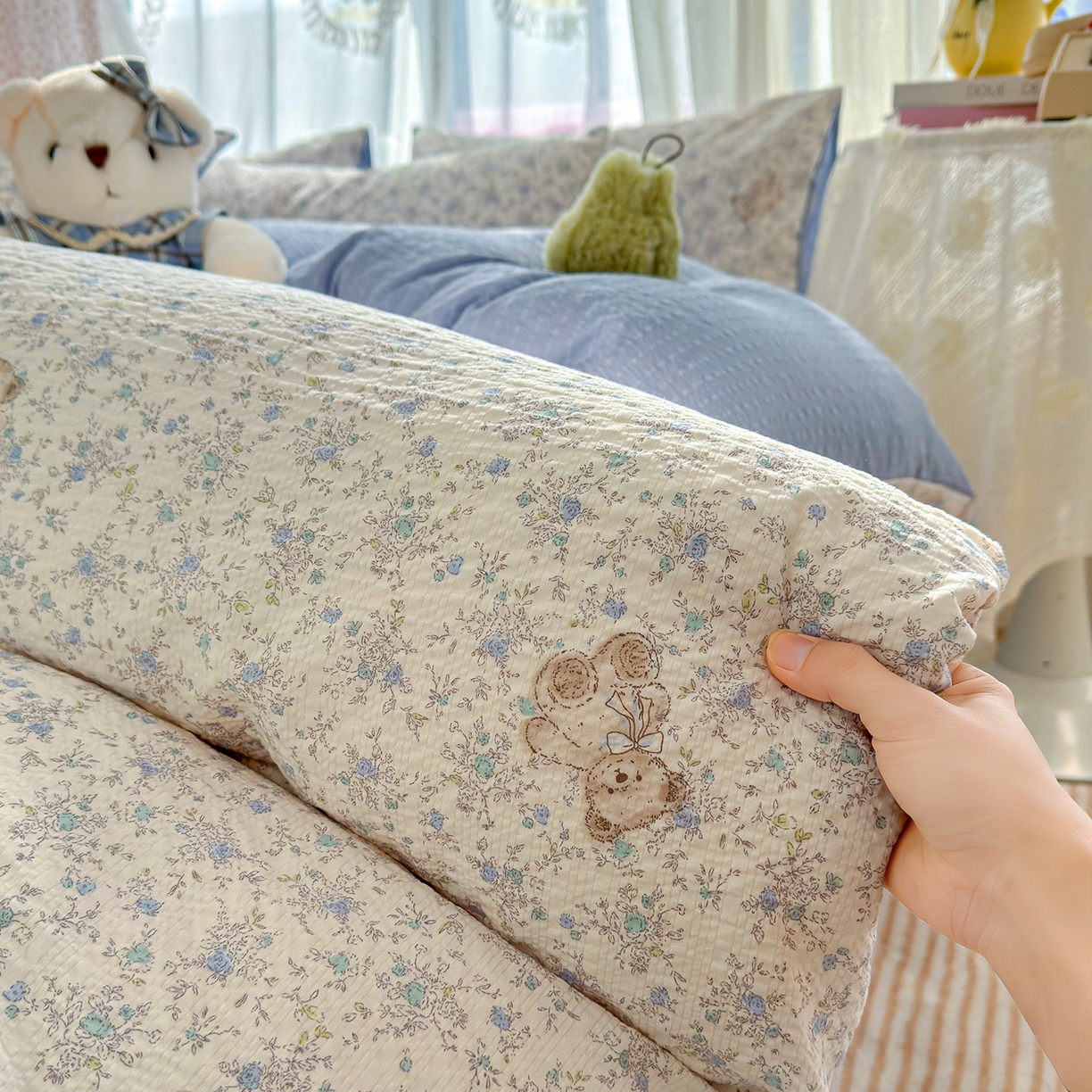 91家纺网 家纺一手货源 找家纺 铺尚美家纺 2026春夏新品高克重A类泡芙纱泡泡皱皱纱四件套 花中小熊