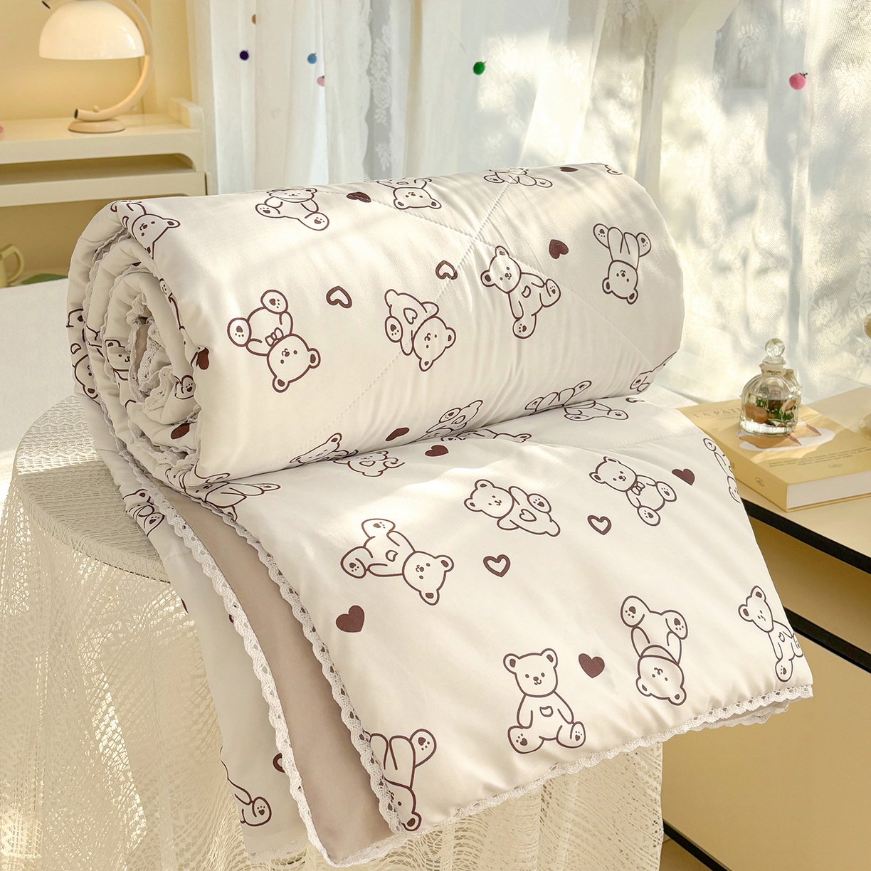 91家纺网 家纺一手货源 找家纺 恒畅 2026新款水洗小花边印花亲肤夏被夏凉被 小熊院长