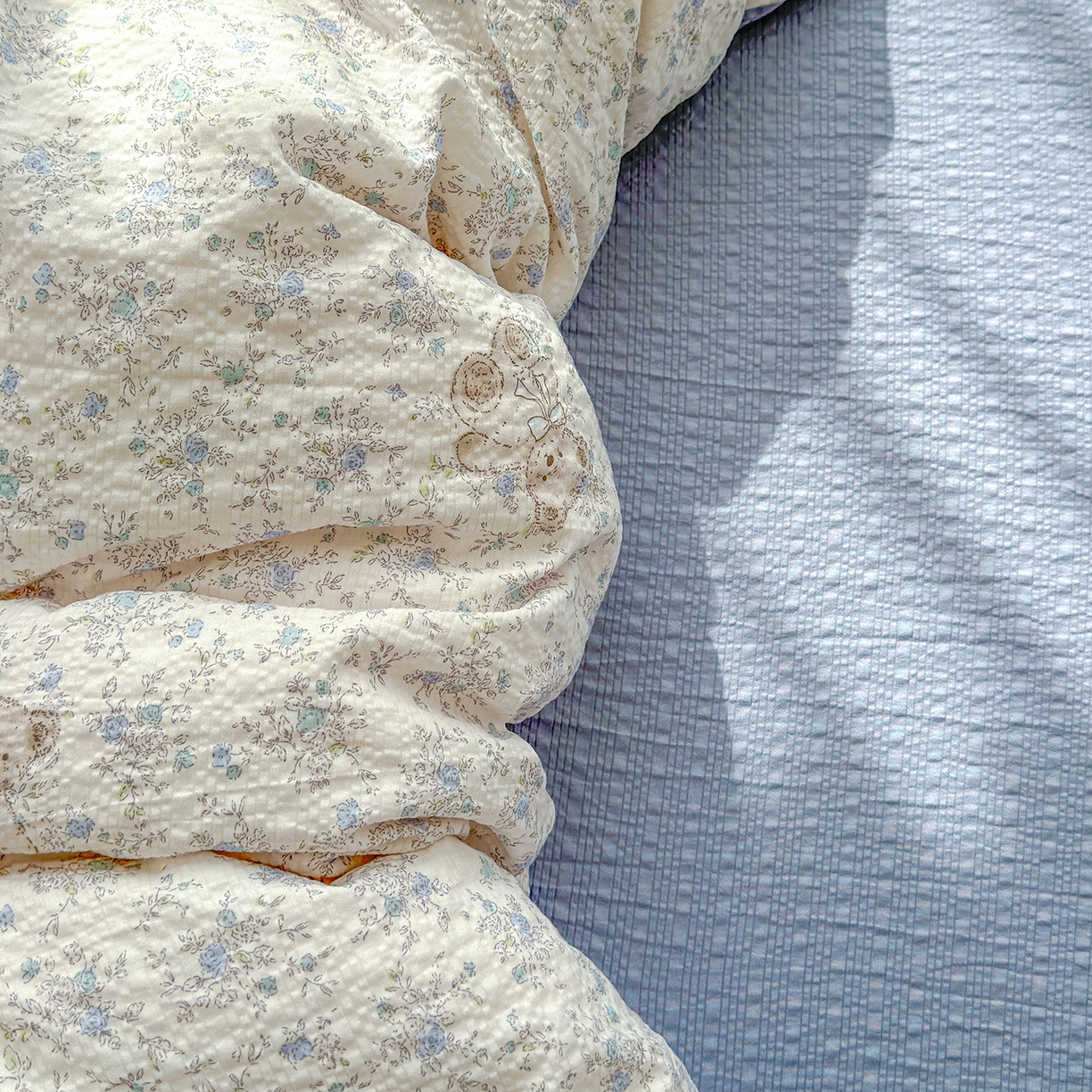 91家纺网 家纺一手货源 找家纺 铺尚美家纺 2026春夏新品高克重A类泡芙纱泡泡皱皱纱四件套 花中小熊