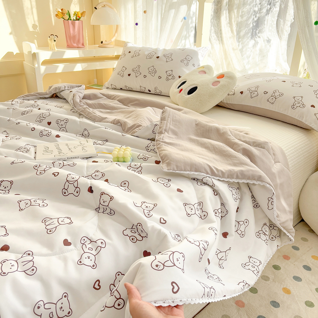 91家纺网 家纺一手货源 找家纺 恒畅 2026新款水洗小花边印花亲肤夏被夏凉被 小熊院长