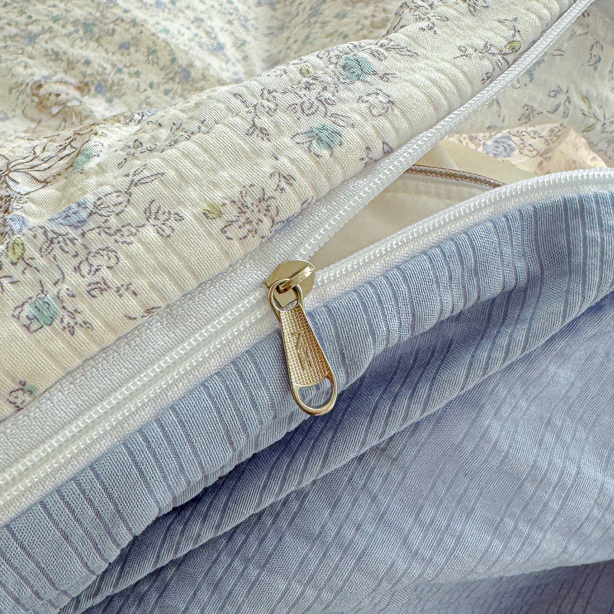 91家纺网 家纺一手货源 找家纺 铺尚美家纺 2026春夏新品高克重A类泡芙纱泡泡皱皱纱四件套 花中小熊