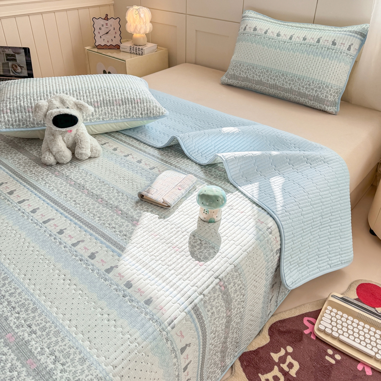 91家纺网 家纺一手货源 找家纺 康纳利 2026新款全棉床盖学生夹棉薄款床盖床垫三件套四季通用 波点兔