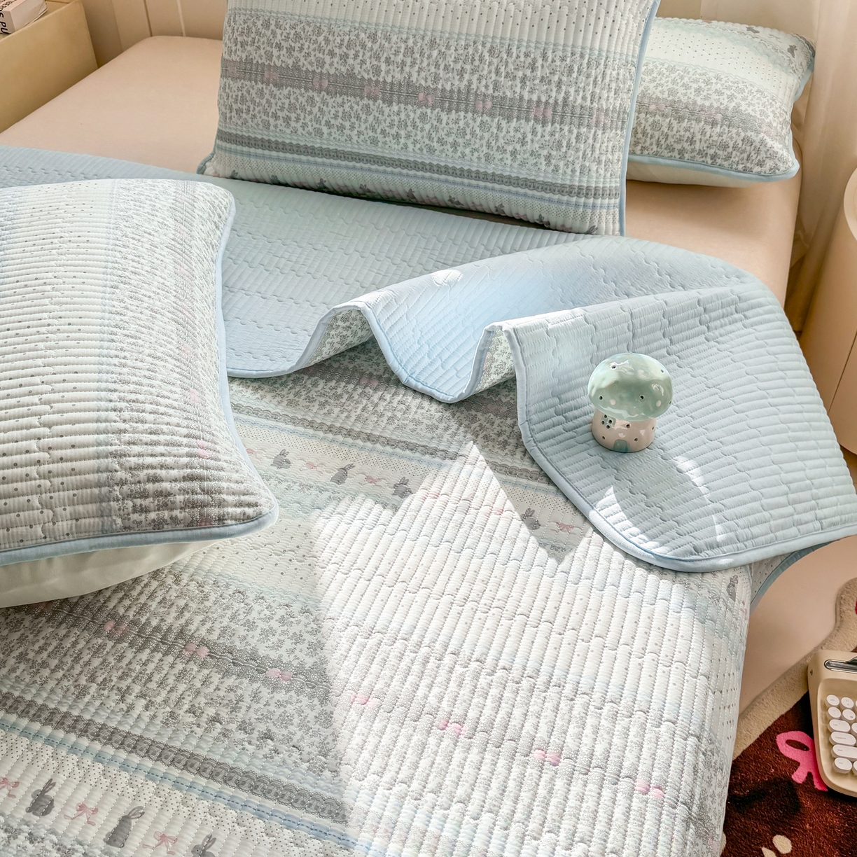 91家纺网 家纺一手货源 找家纺 康纳利 2026新款全棉床盖学生夹棉薄款床盖床垫三件套四季通用 波点兔