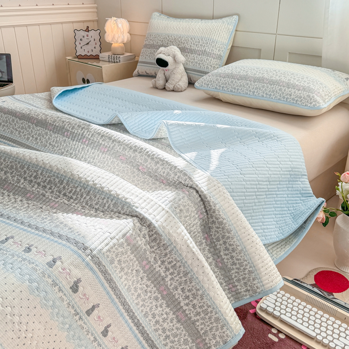 91家纺网 家纺一手货源 找家纺 康纳利 2026新款全棉床盖学生夹棉薄款床盖床垫三件套四季通用 波点兔