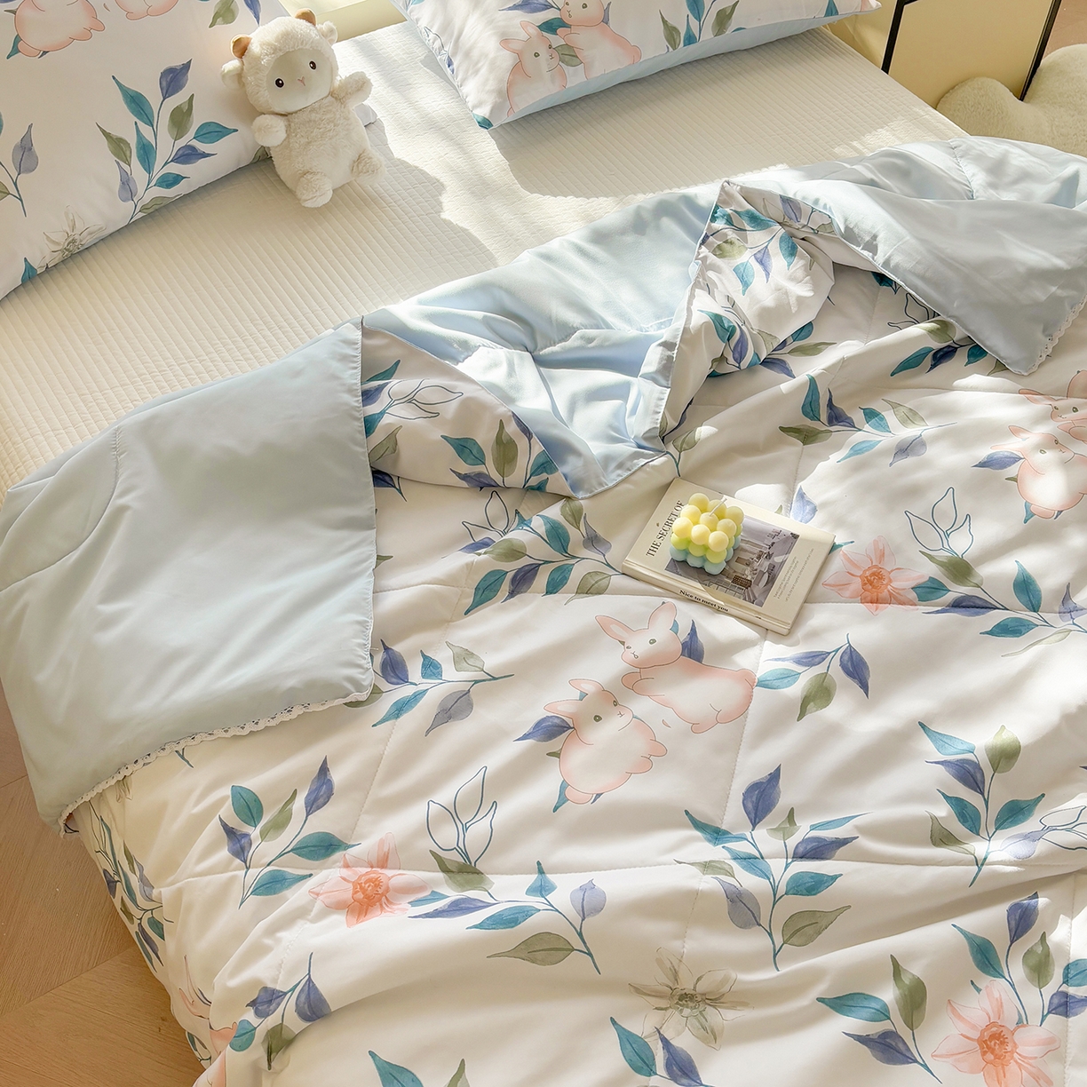 91家纺网 家纺一手货源 找家纺 恒畅 2026新款水洗小花边印花亲肤夏被夏凉被 叶叶与兔