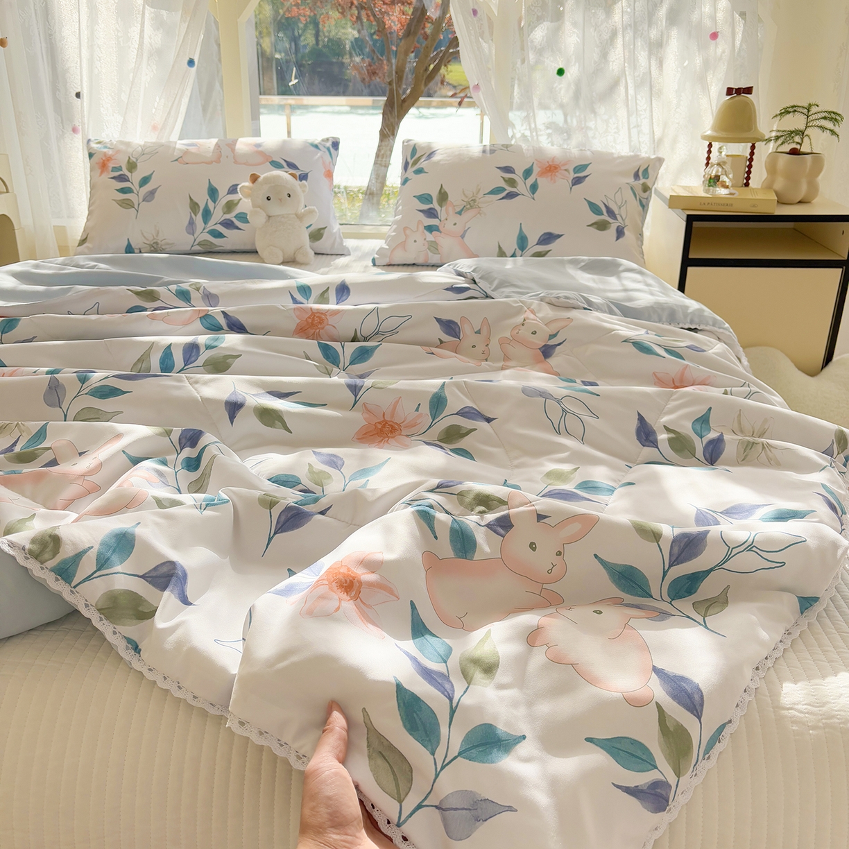 91家纺网 家纺一手货源 找家纺 恒畅 2026新款水洗小花边印花亲肤夏被夏凉被 叶叶与兔