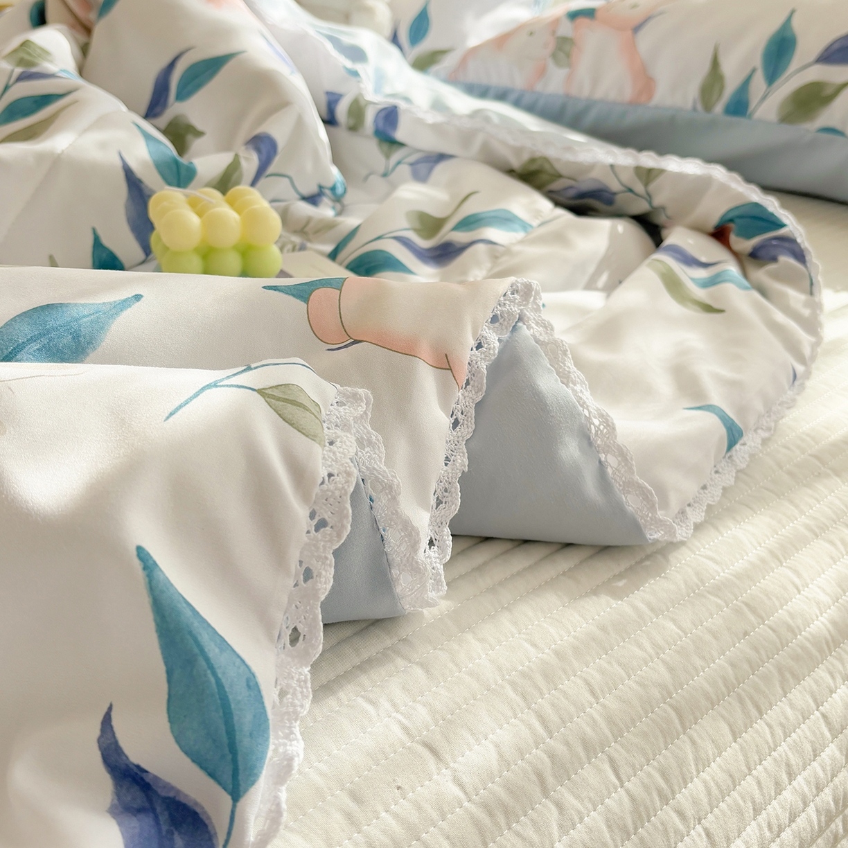 91家纺网 家纺一手货源 找家纺 恒畅 2026新款水洗小花边印花亲肤夏被夏凉被 叶叶与兔