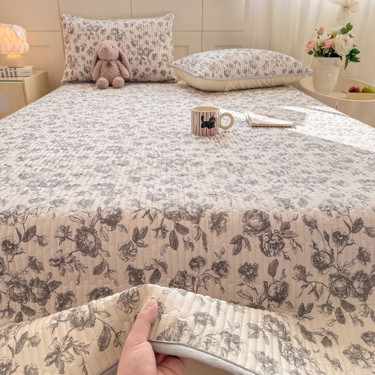 91家纺网 家纺一手货源 找家纺 康纳利 2026新款全棉床盖学生夹棉薄款床盖床垫三件套四季通用 春天里