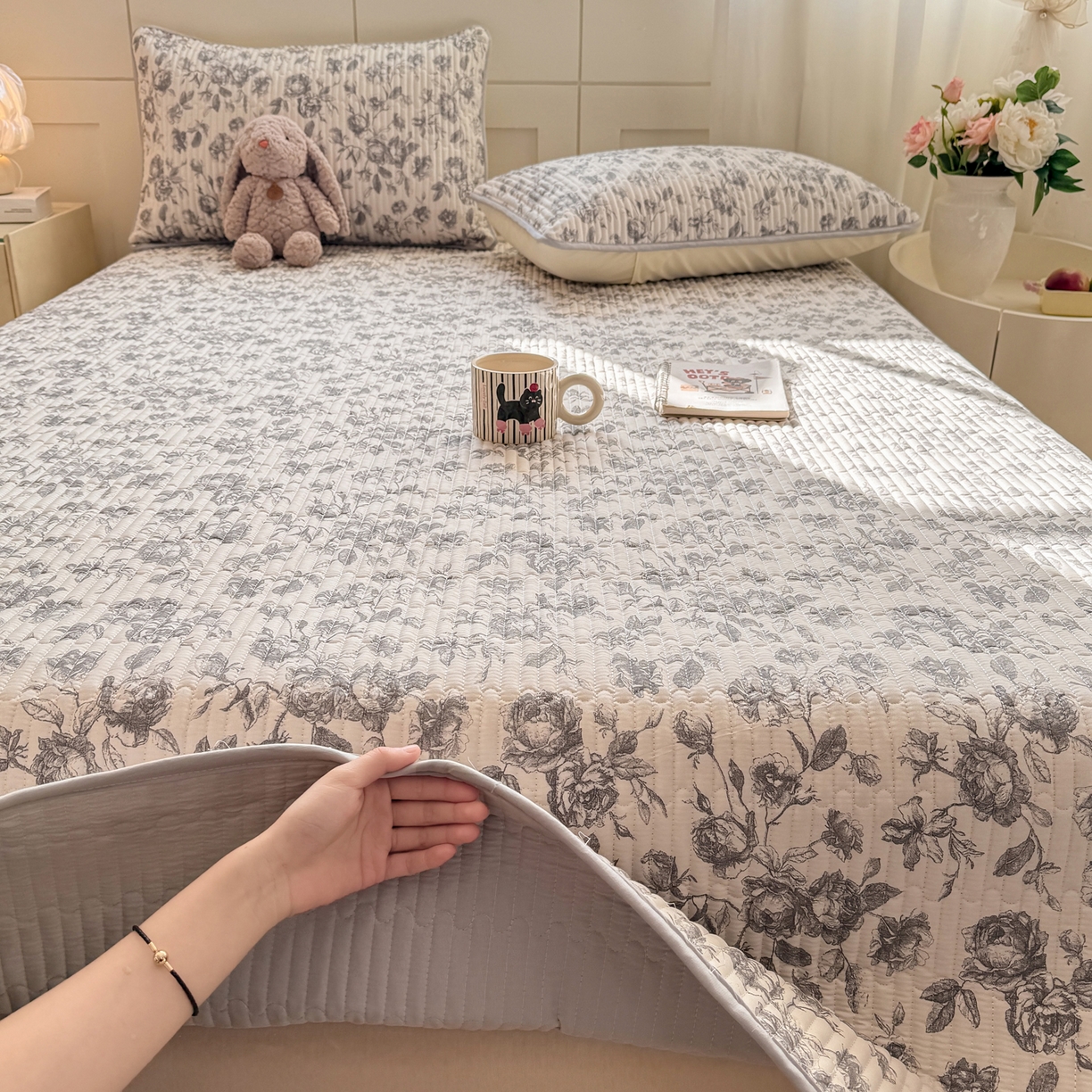 91家纺网 家纺一手货源 找家纺 康纳利 2026新款全棉床盖学生夹棉薄款床盖床垫三件套四季通用 春天里