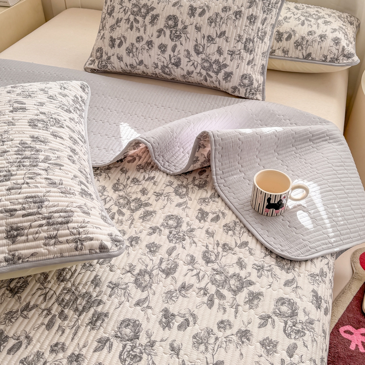 91家纺网 家纺一手货源 找家纺 康纳利 2026新款全棉床盖学生夹棉薄款床盖床垫三件套四季通用 春天里