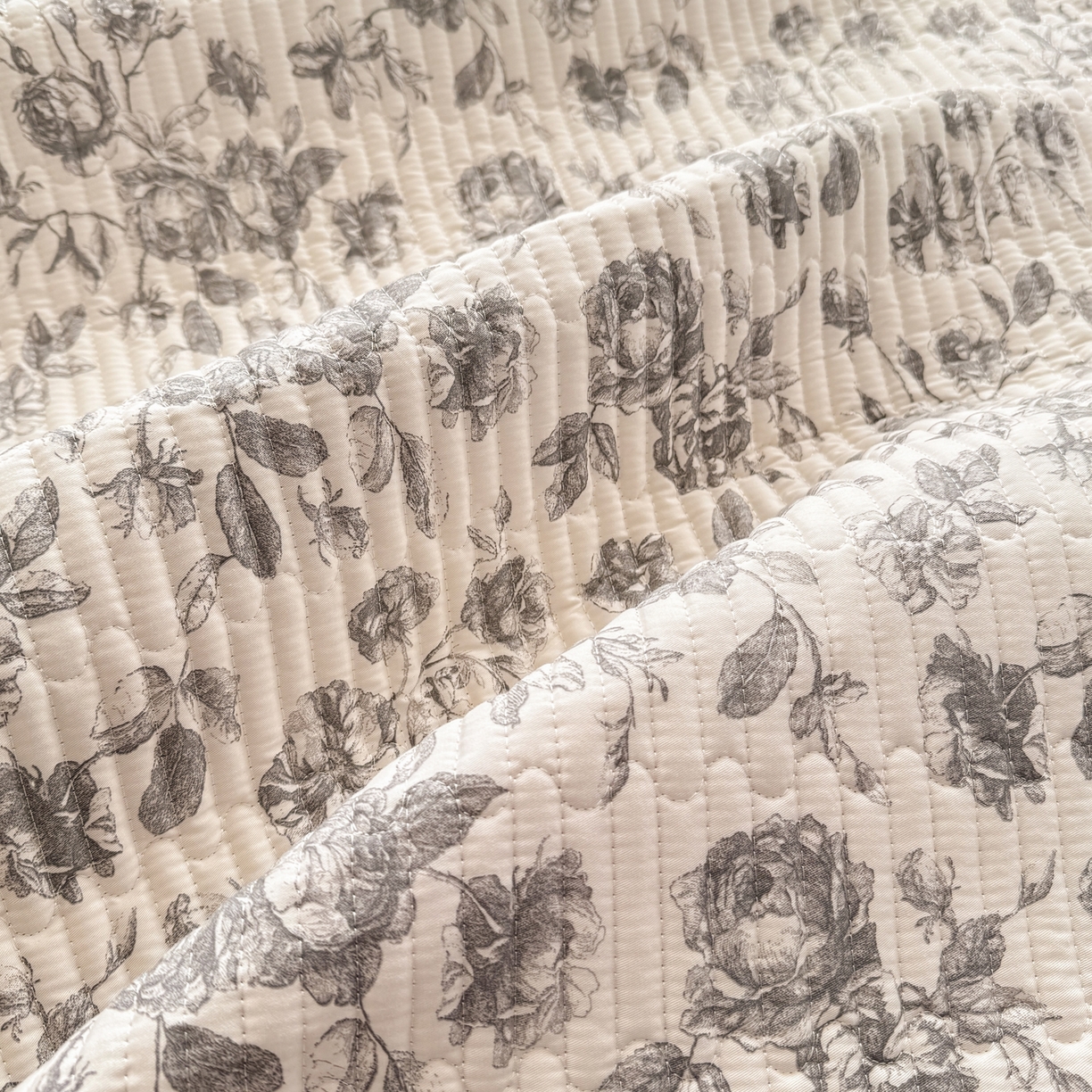 91家纺网 家纺一手货源 找家纺 康纳利 2026新款全棉床盖学生夹棉薄款床盖床垫三件套四季通用 春天里