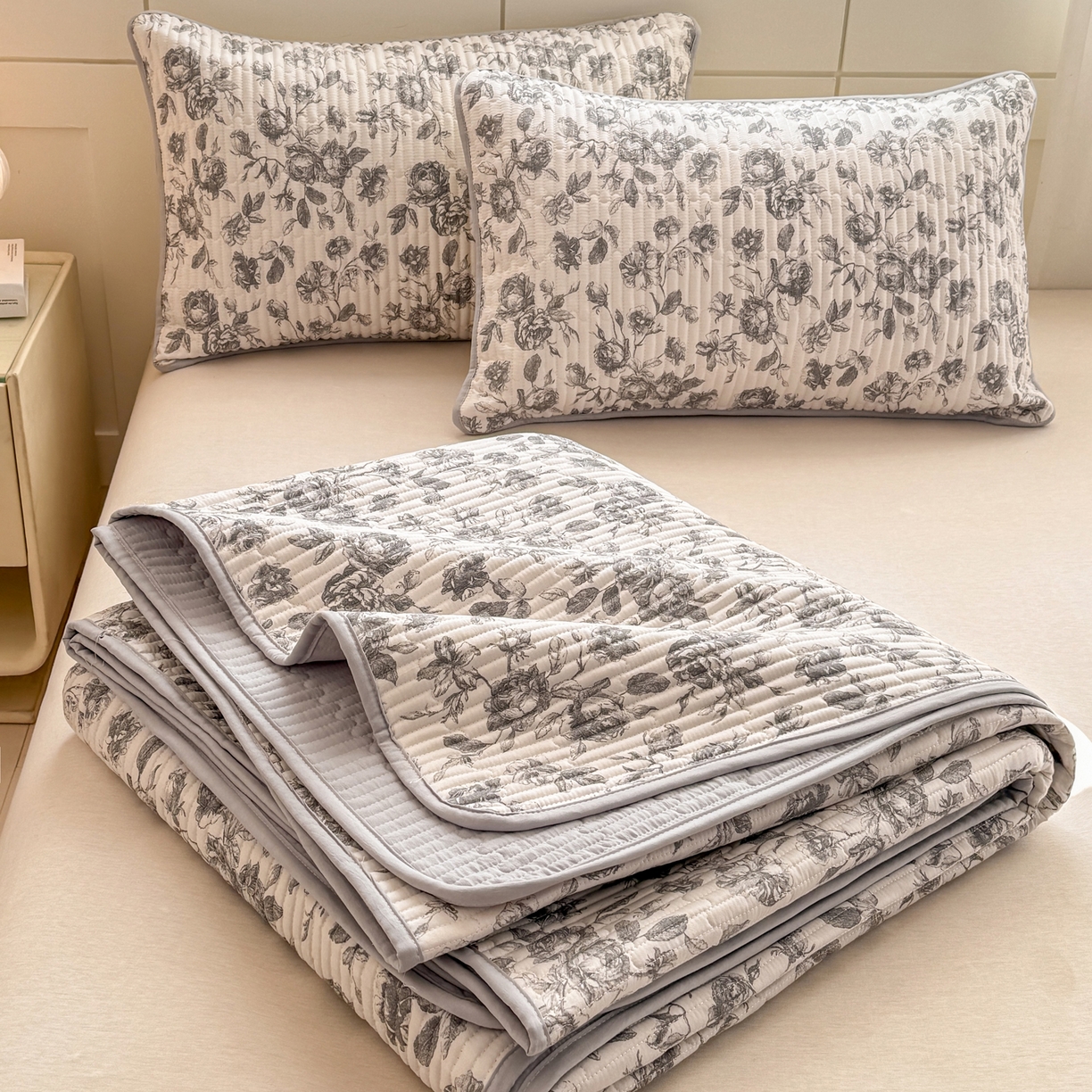 91家纺网 家纺一手货源 找家纺 康纳利 2026新款全棉床盖学生夹棉薄款床盖床垫三件套四季通用 春天里