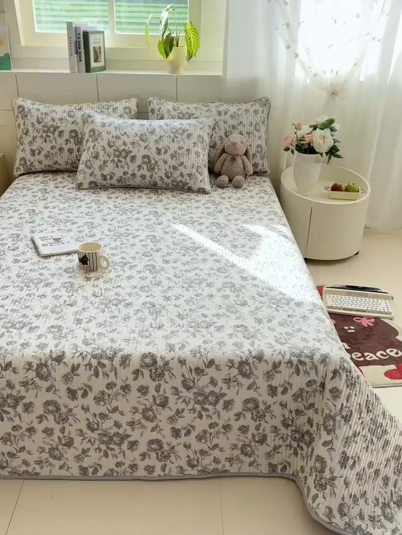 91家纺网 家纺一手货源 找家纺 康纳利 2026新款全棉床盖学生夹棉薄款床盖床垫三件套四季通用 春天里