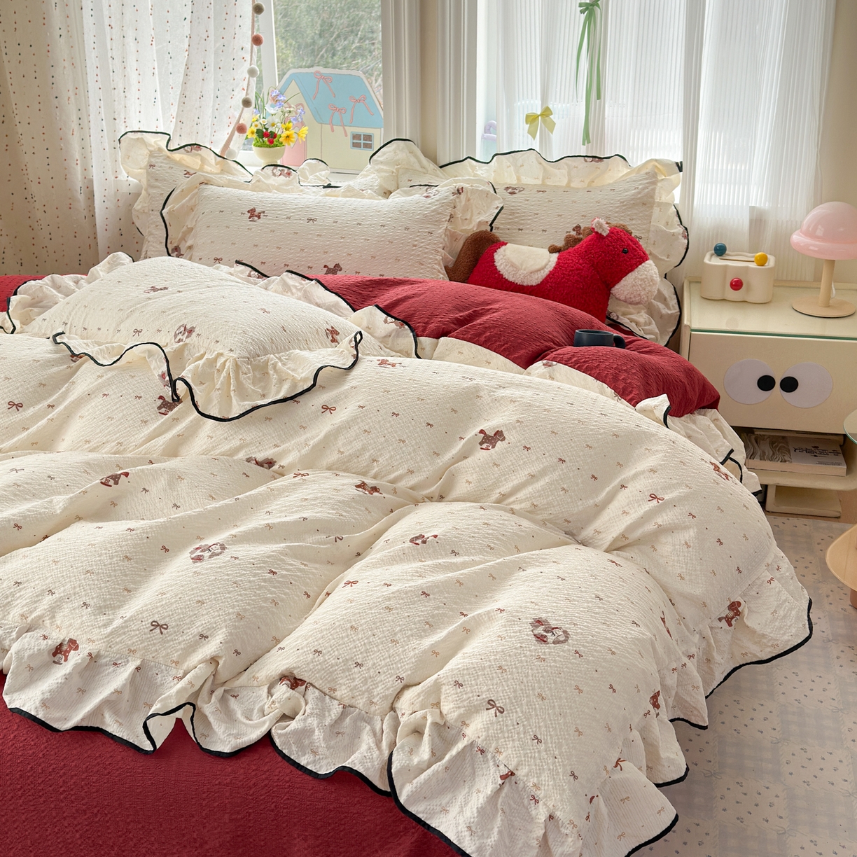 91家纺网 家纺一手货源 找家纺 德比尔斯 2026新款小清新110g高品质直播热卖款A类木耳花边泡芙棉四件套 鸿运小马