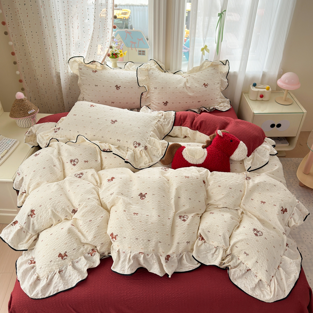 91家纺网 家纺一手货源 找家纺 德比尔斯 2026新款小清新110g高品质直播热卖款A类木耳花边泡芙棉四件套 鸿运小马