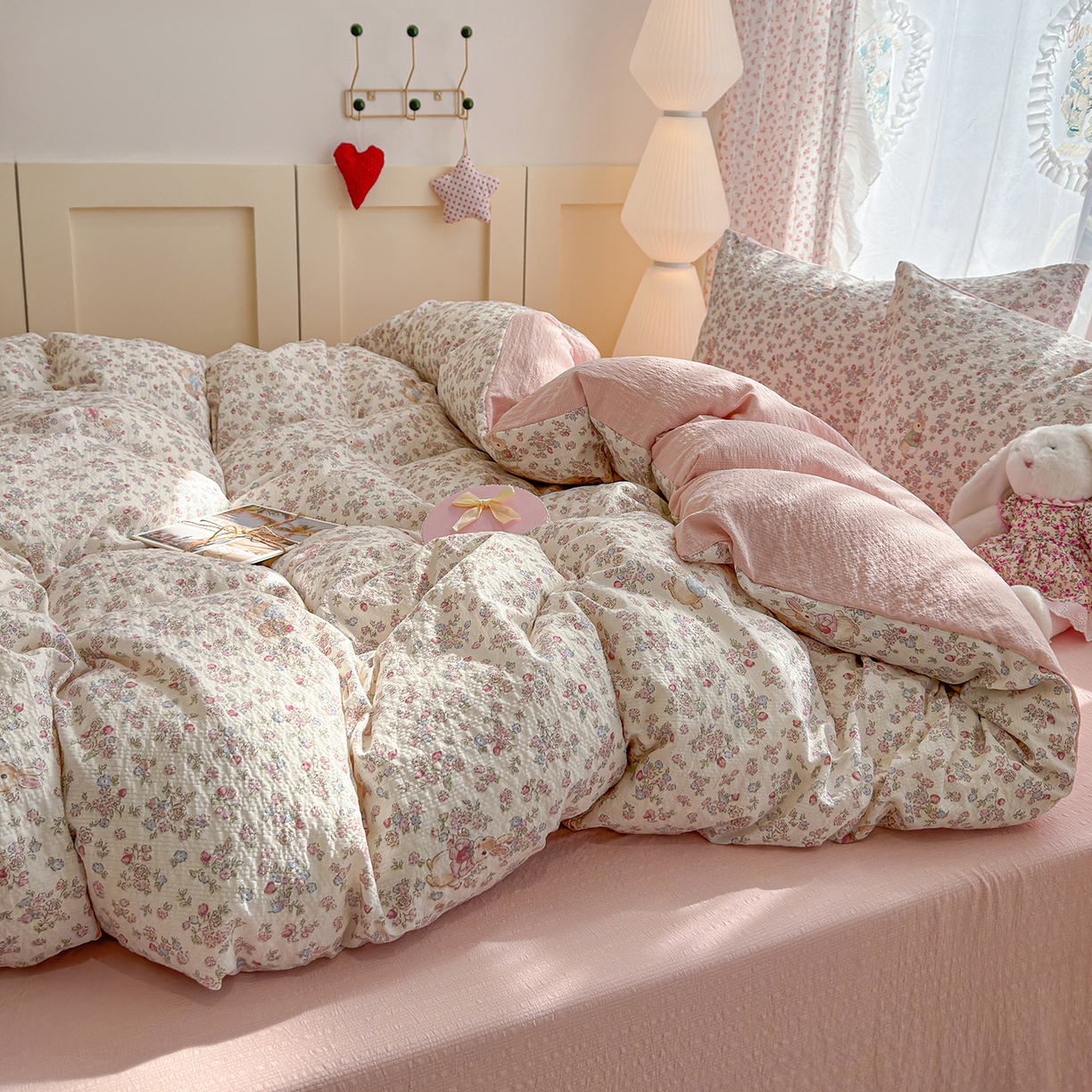 91家纺网 家纺一手货源 找家纺 铺尚美家纺 2026春夏新品高克重A类泡芙纱泡泡皱皱纱四件套 梅果小兔