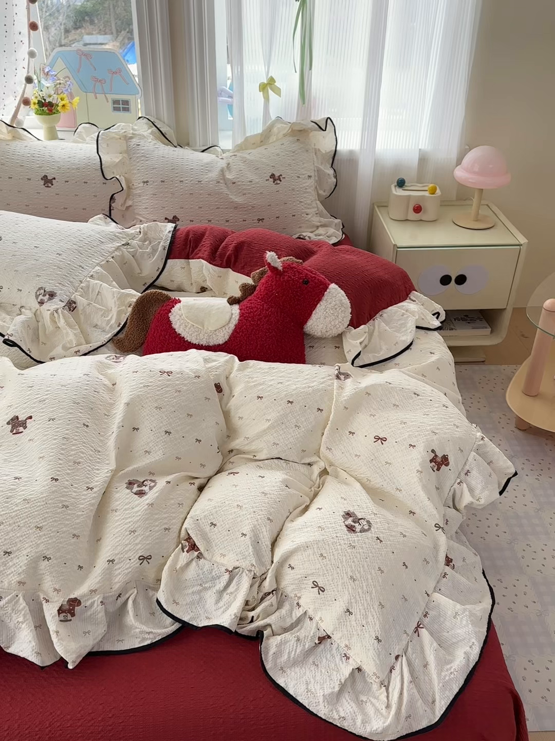 91家纺网 家纺一手货源 找家纺 德比尔斯 2026新款小清新110g高品质直播热卖款A类木耳花边泡芙棉四件套 鸿运小马